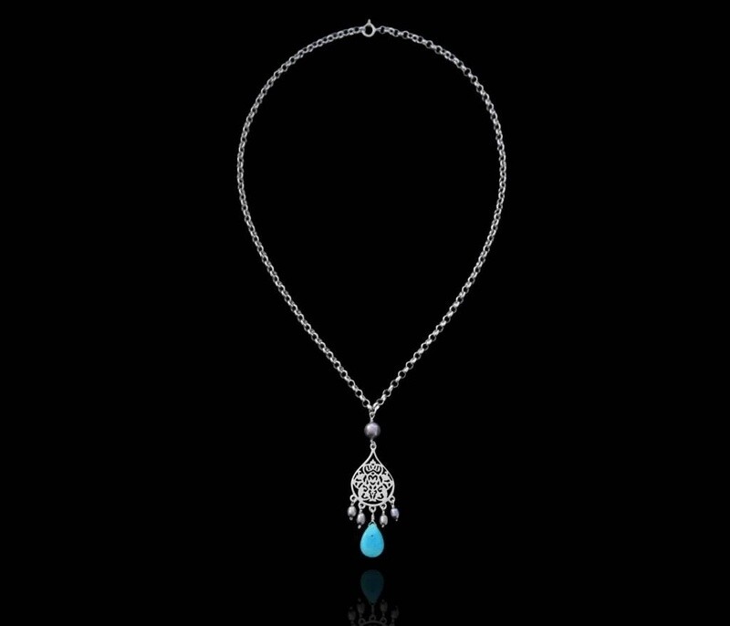 THICK CHAIN NECKLACE WITH SMALL ARABESQUE AND TASSELS