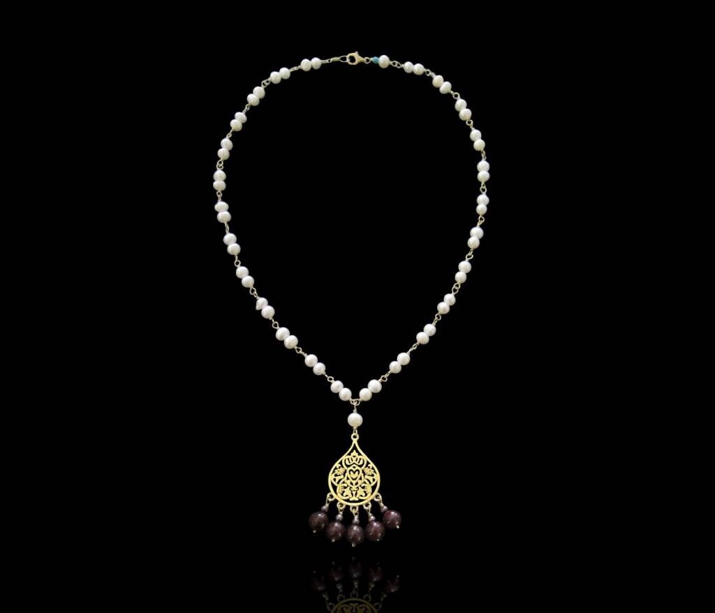 PEARL WIRE NECKLACE WITH GP ARABESQUE MOTIF AND DANGLES