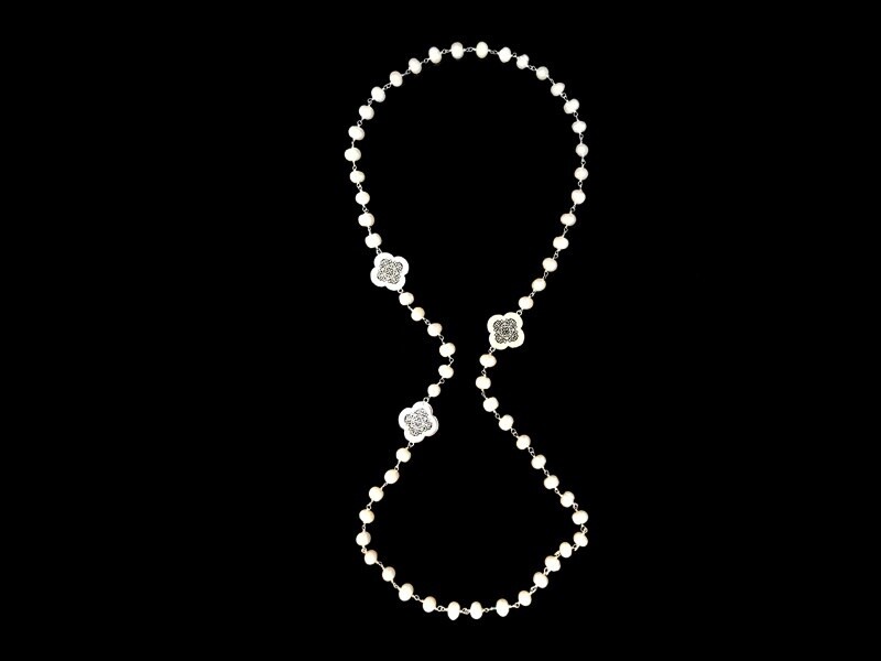 LONG PEARL NECKLACE WITH 3 CLOVERS
