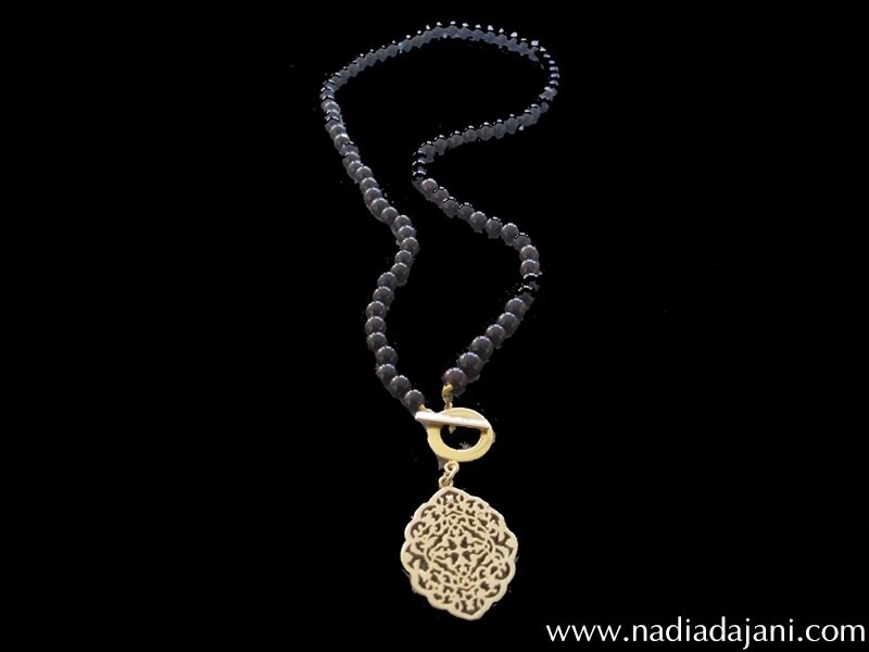 STONE NECKLACE WITH FRONT NECKLACE. ARABESQUE OVAL MOTIF DROP