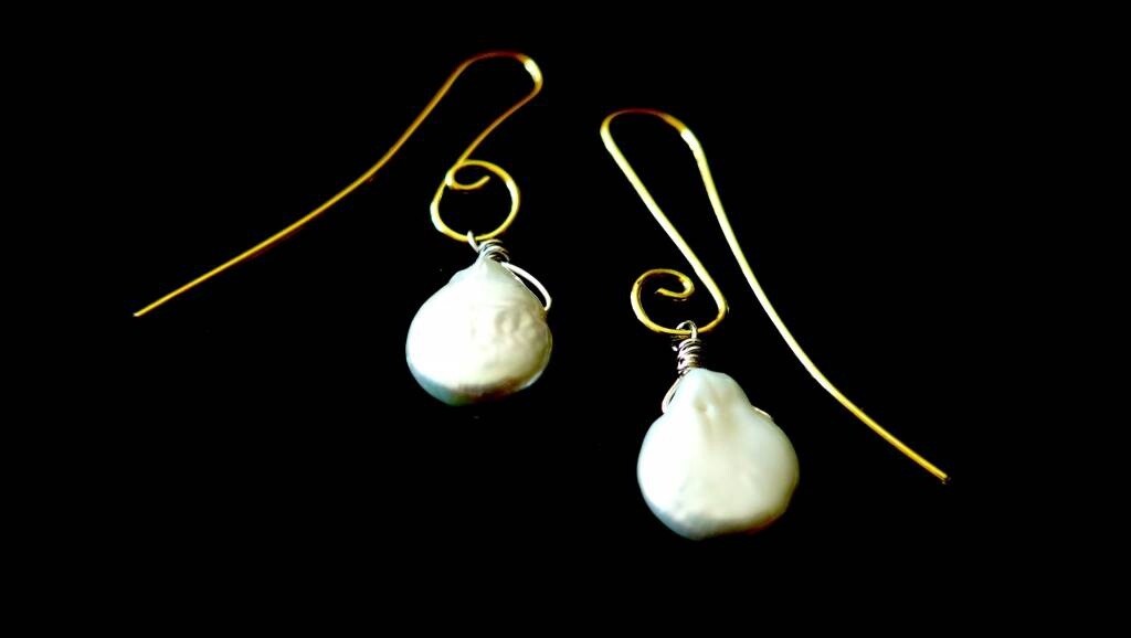 S CURVE GP EARRINGS HOOKS WITH BAROQUE PEARL