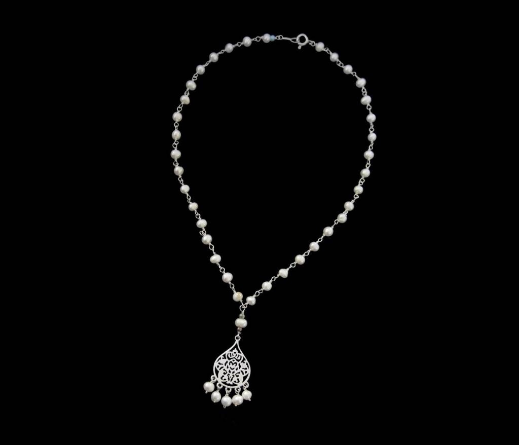 PEARL NECKLACE WITH SMALL ARABESQUE AND PEARL DANGLES