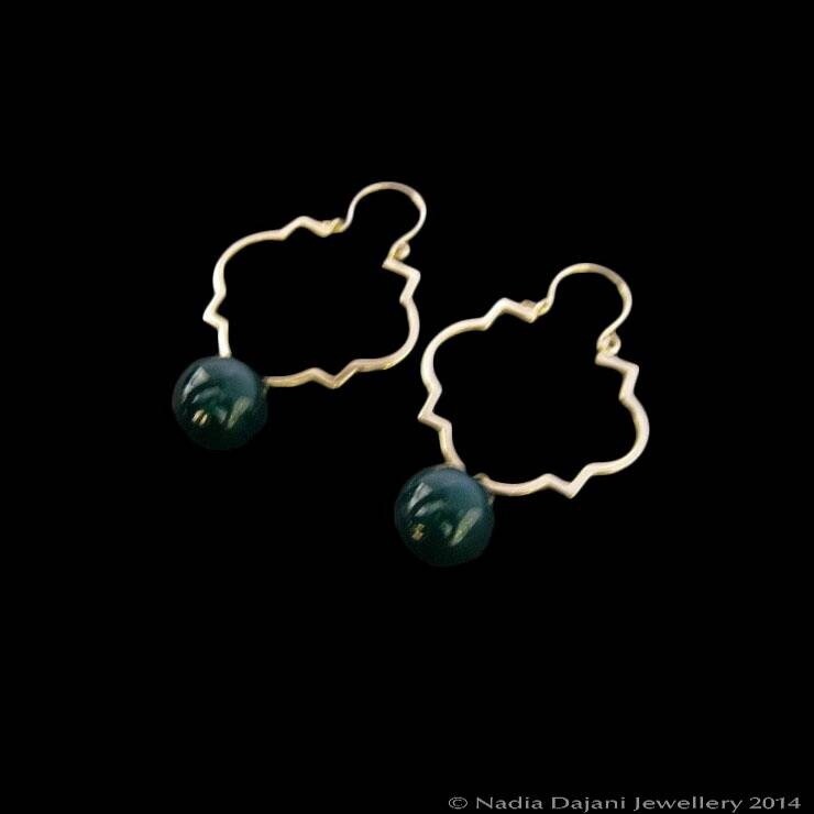 OUTLINE EARRINGS WITH STONE DROP