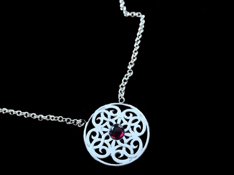 ROUND ARABESQUE WITH CHAIN AND CABOCHON