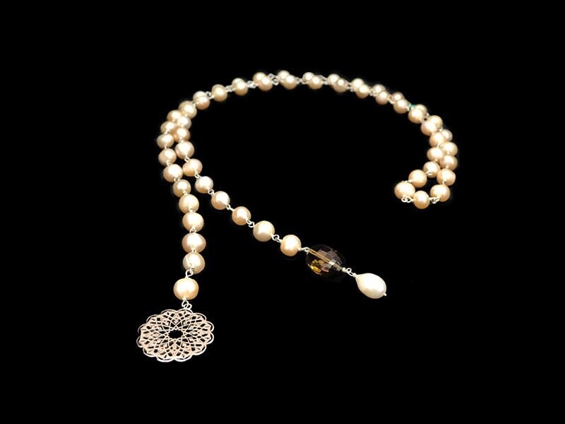 PEARL TIE NECKLACE WITH GEOMETRIC CIRCLE AND GEMSTONE