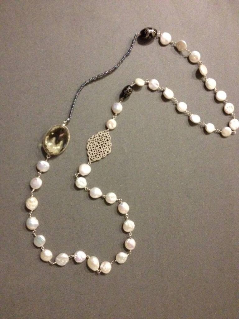 LARGE PEARL NECKLACE. GEO AND CITRINE