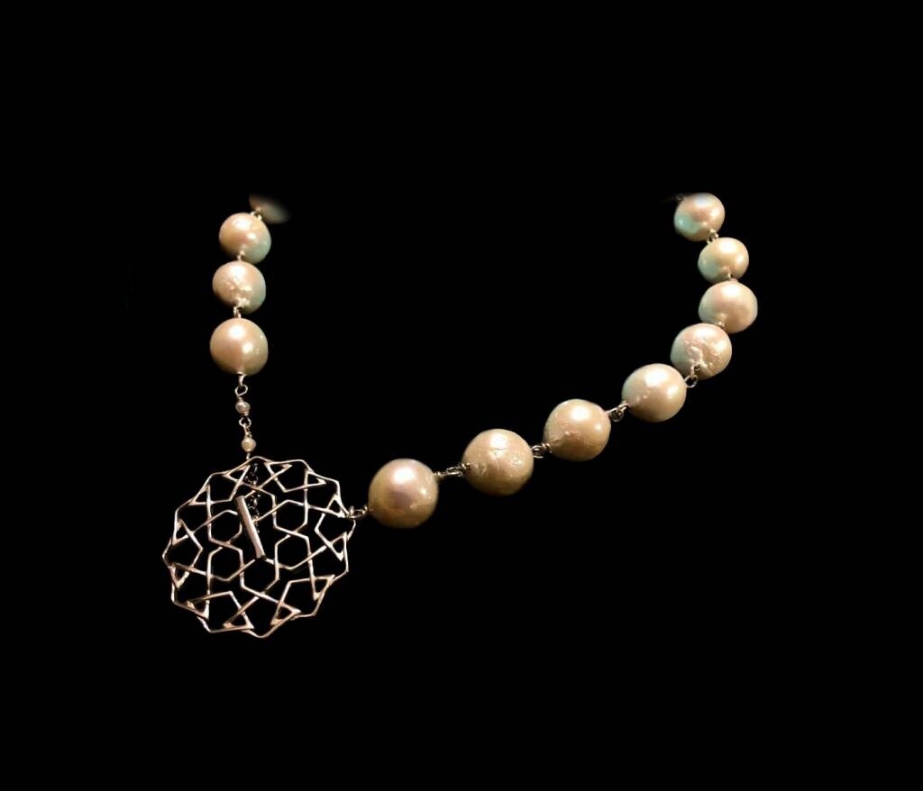 PEARL NECKLACE WITH CORDOBA CLOSURE