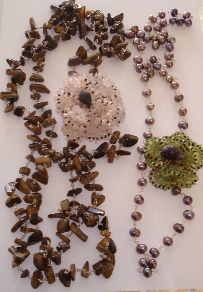 LONG NECKLACE WITH GEMSTONE FLOWER