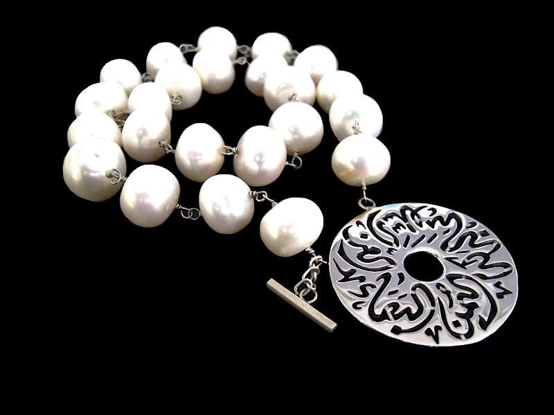 PEARL NECKLACE WITH LARGE DISC CLOSURE