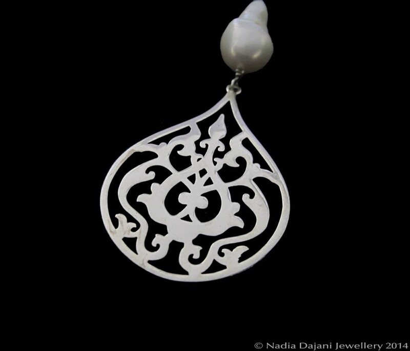 SILVER CHAIN. 5 PEARLS.   ARABESQUE