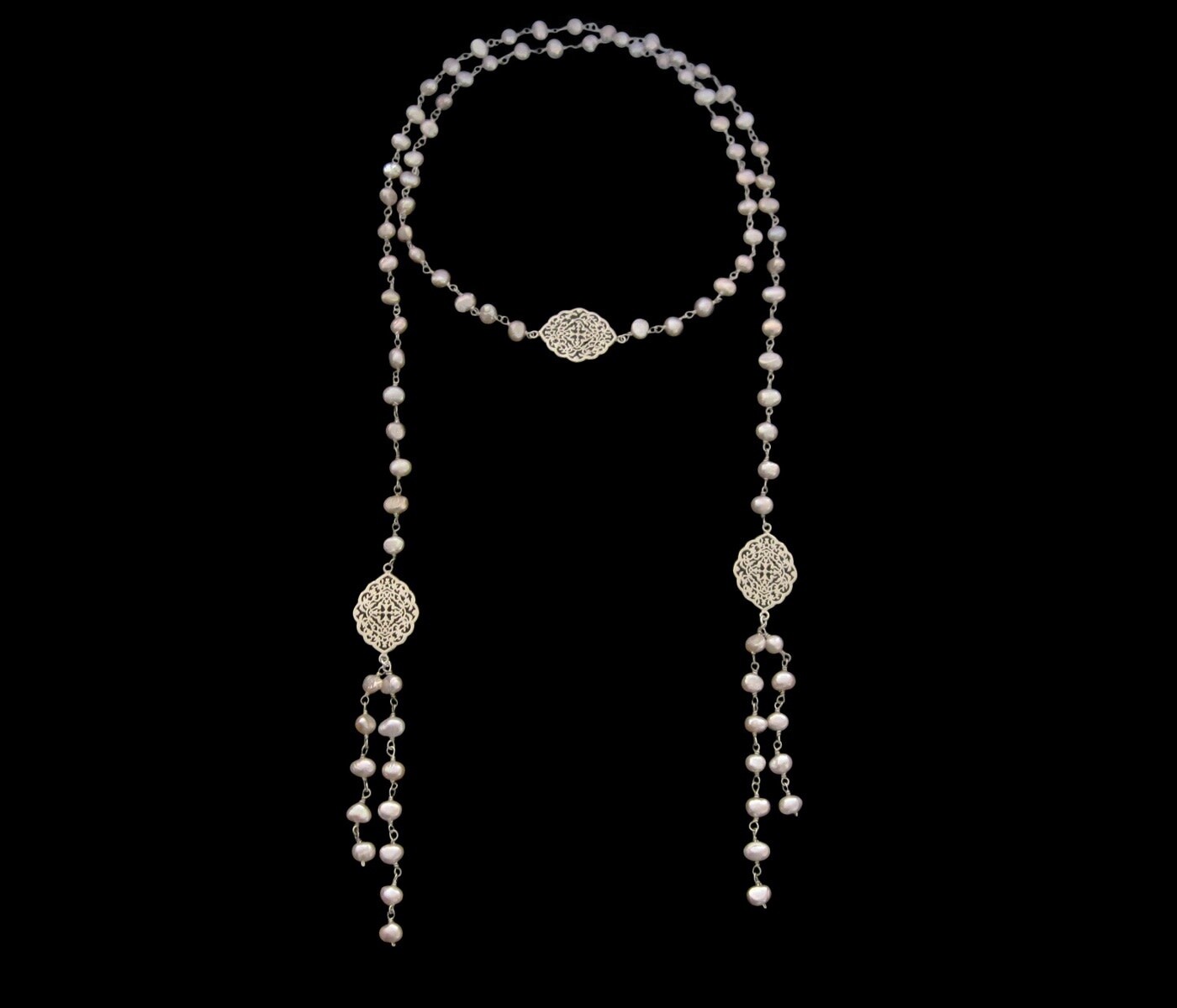 PEARL TIE NECKLACE WITH OVAL ARABESQUE