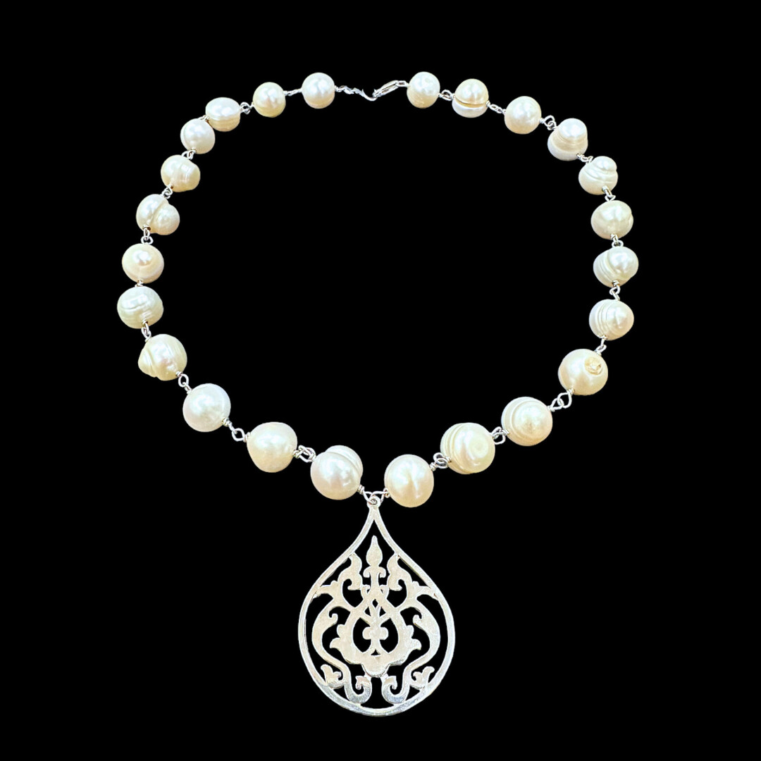 PEARL NECKLACE WITH LARGE ARABESQUE