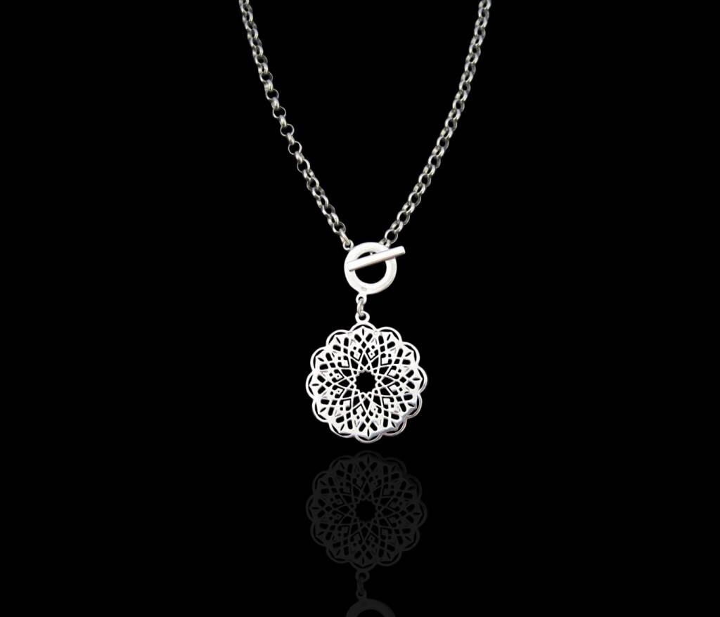 THICK CHAIN WITH FRONT CLOSURE AND CIRCULAR GEOMETRIC PENDANT