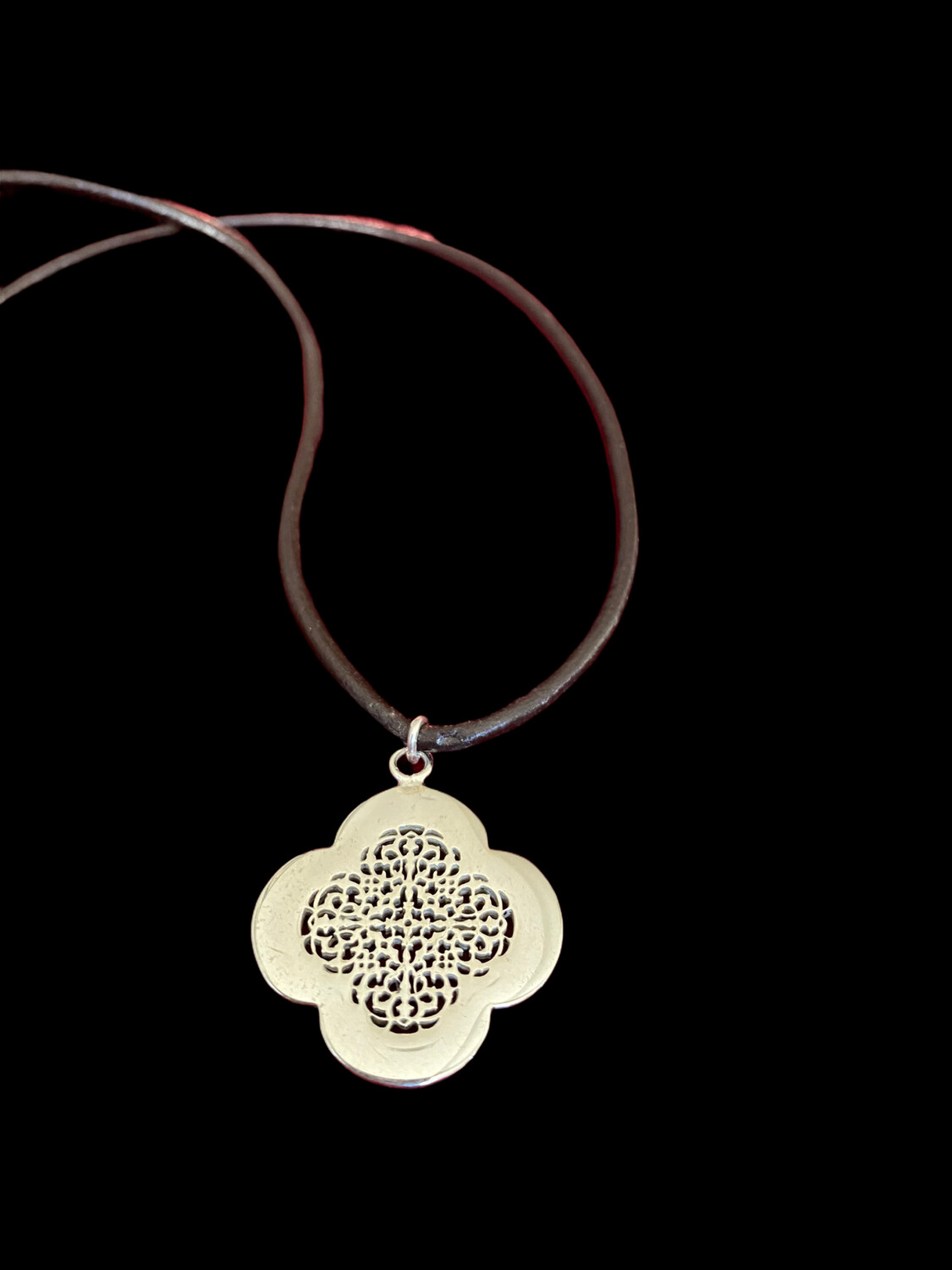 LEATHER NECKLACE WITH SILVER CLOVER