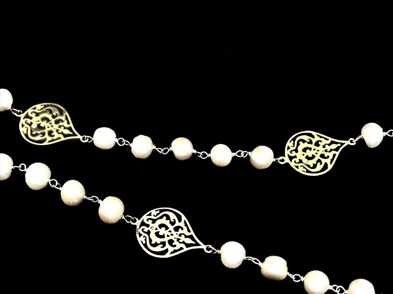 LONG PEARL NECKLACE WITH SMALL ARABESQUE MOTIFS TWO TONE