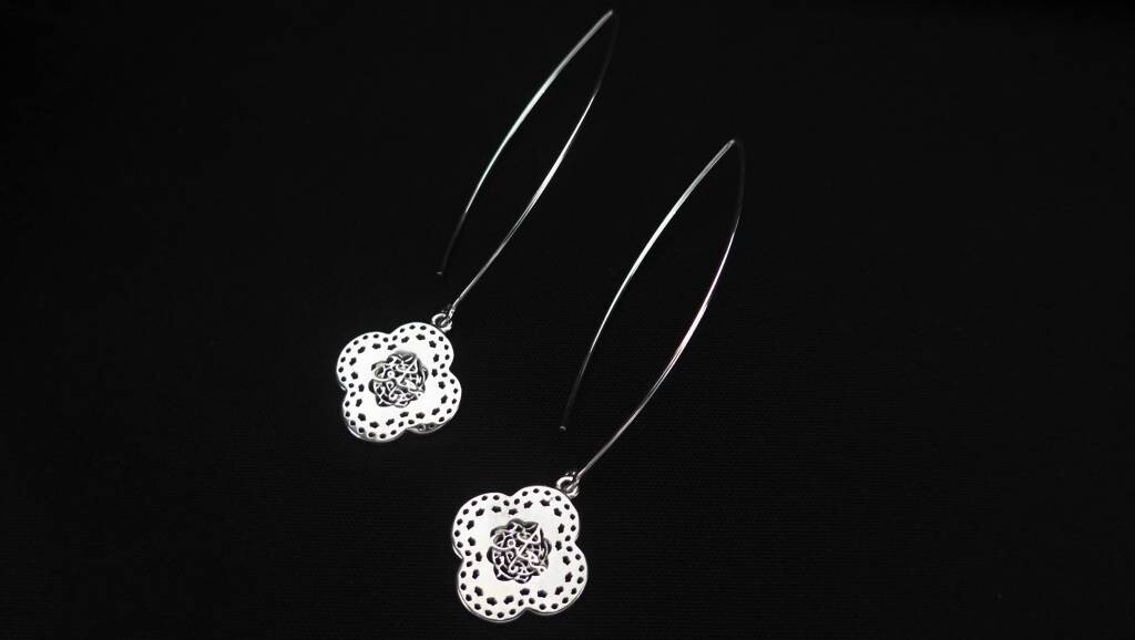 LONG OVAL HOOP EARRINGS WITH SMALL CLOVER