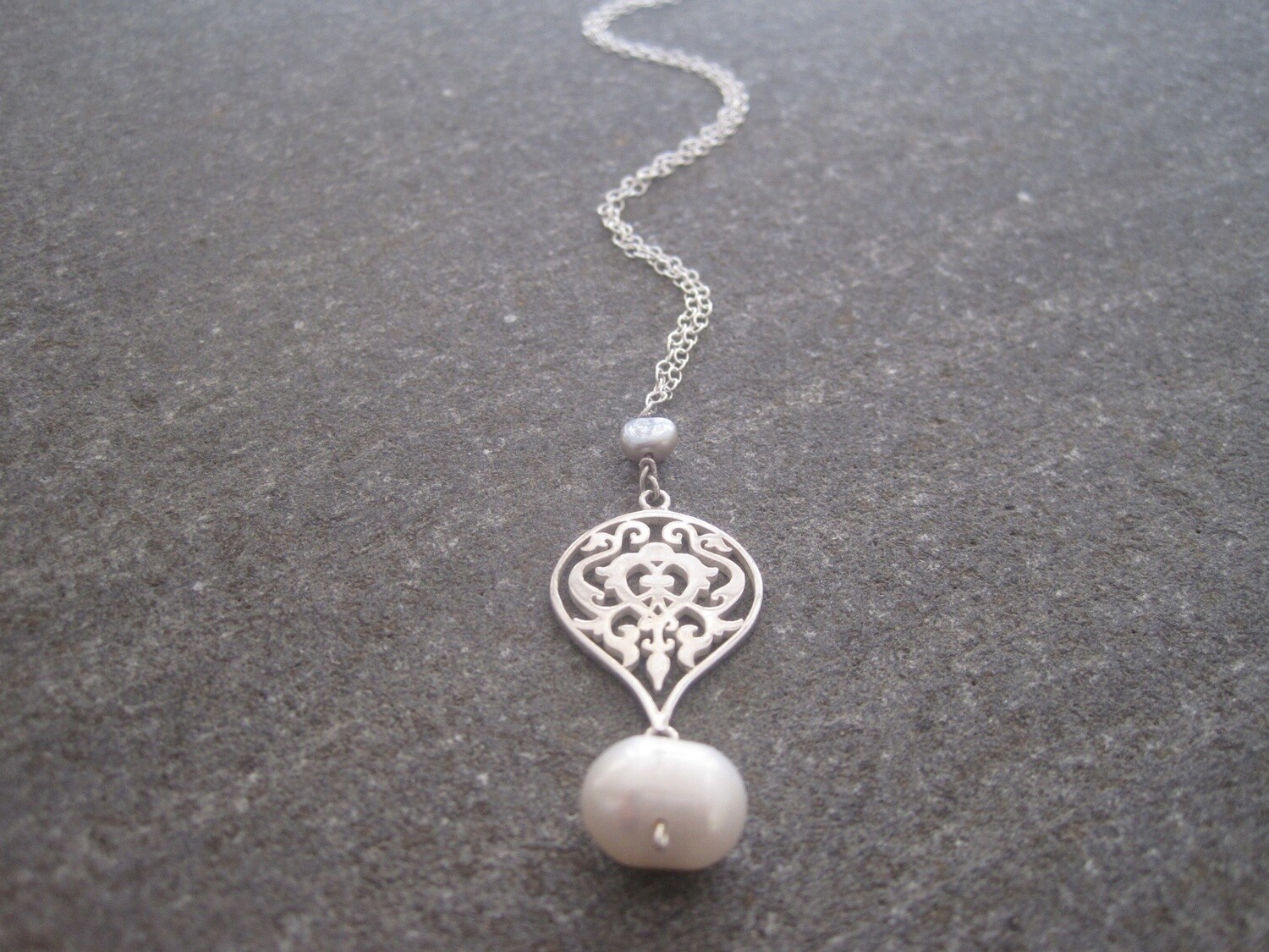 SILVER CHAIN WITH ARABESQUE AND PEARL DROP