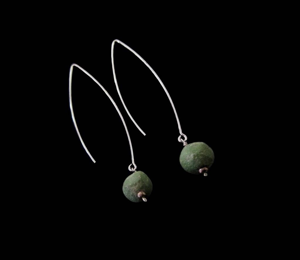 LONG OVAL HOOP KUNOUZ STONE EARRING