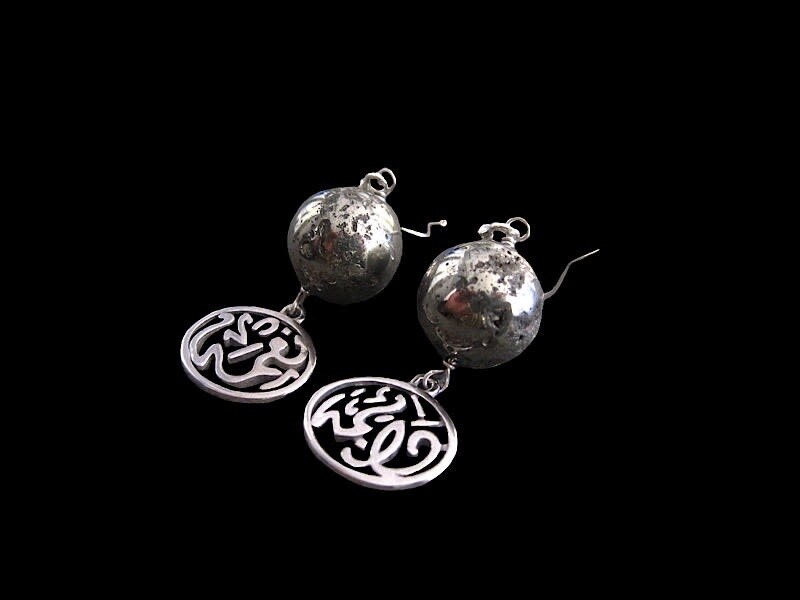 NIMAH EARRINGS WITH STONE ABOVE