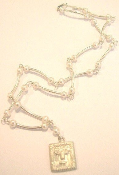 SILVER TUBE WIRE NECKLACE WITH PETRA MOTIF