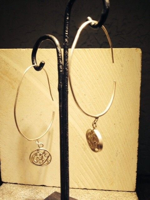 ROUND OVAL HOOP EARRING WITH AFIA