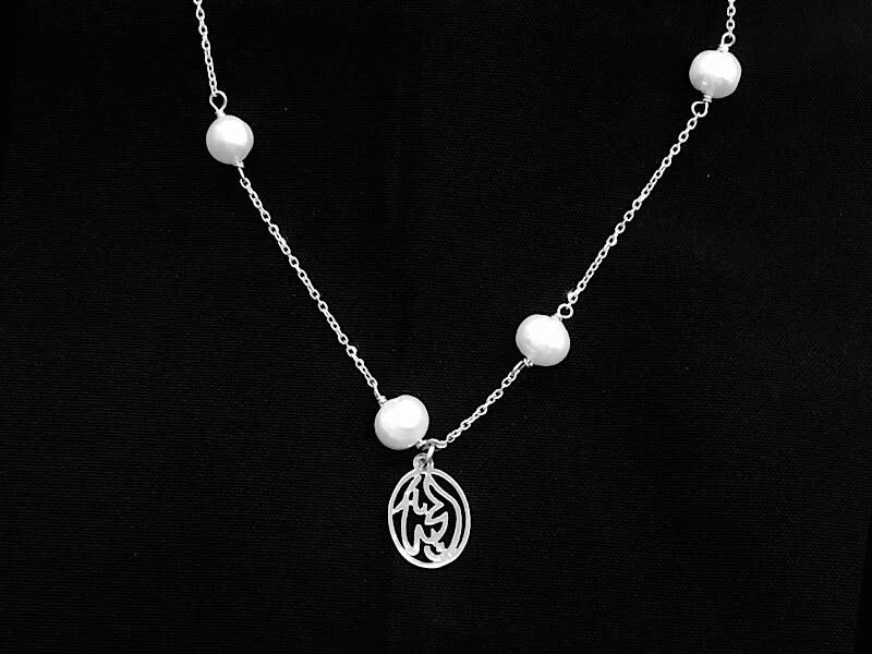 Chain necklace with 5 pearls. Salam word.