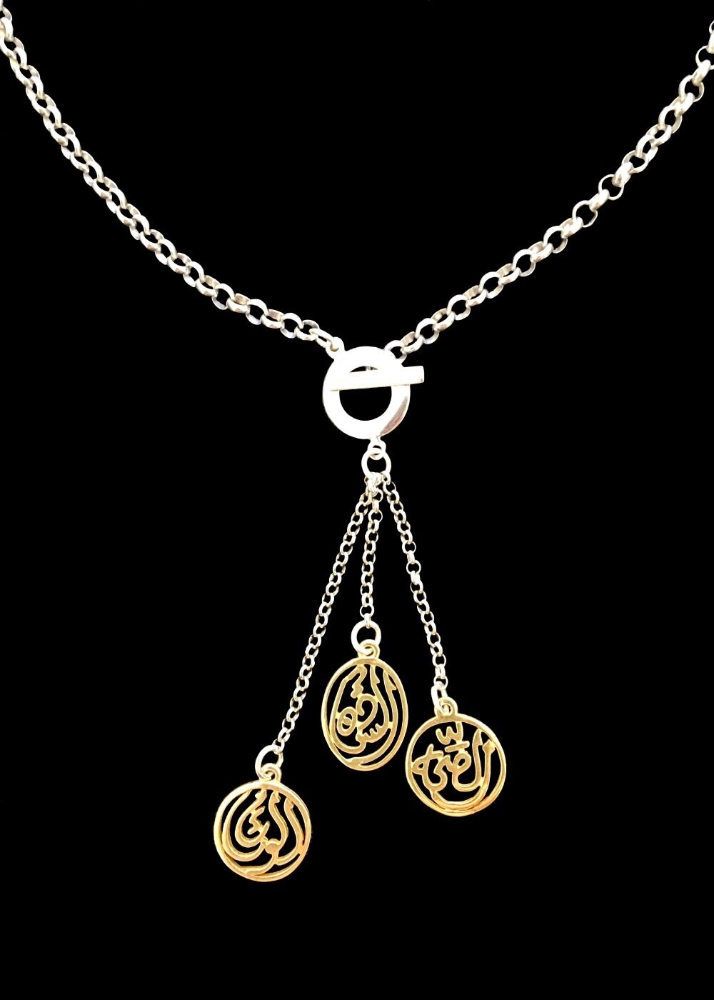 CHAIN NECKLACE WITH FRONT CLOSURE. TASSEL AND 3 SALAM WORDS