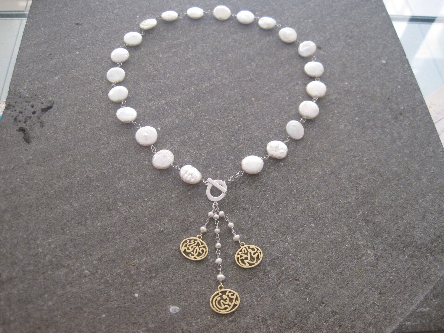 PEARL NECKLACE WITH FRONT CLOSURE AND NIMA TASSEL GP