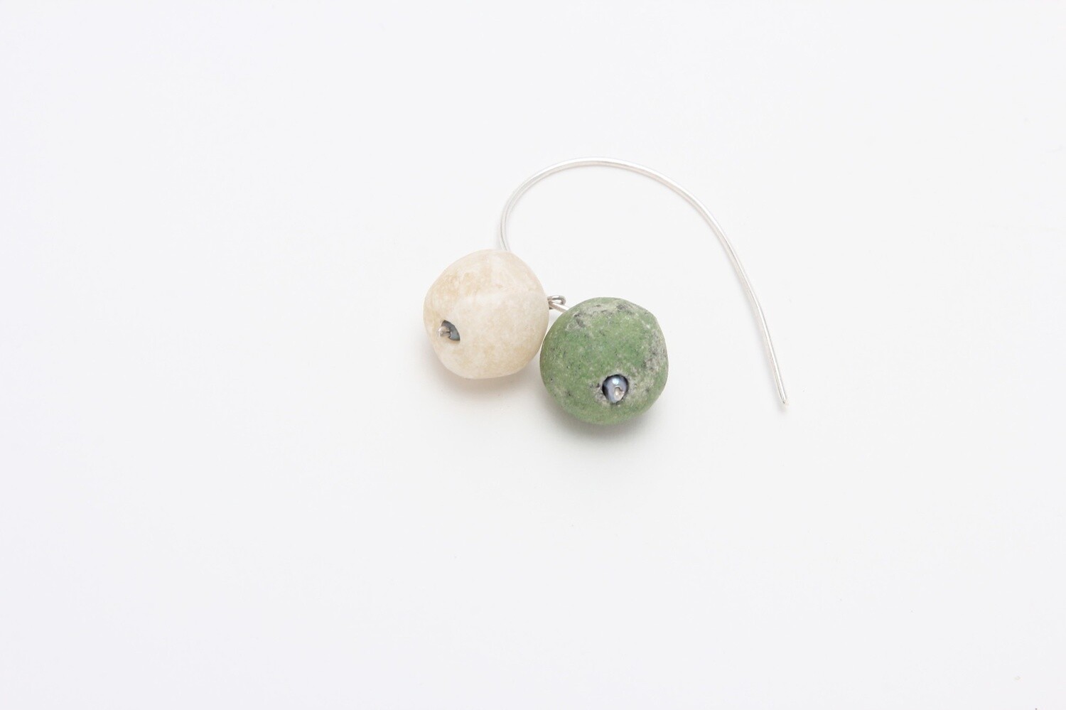 ROUND HOOP EARRINGS WITH KUNOUZ DROP