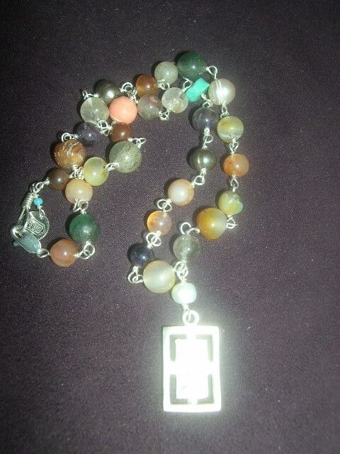 STONE WIRE NECKLACE WITH PETRA MOTIF