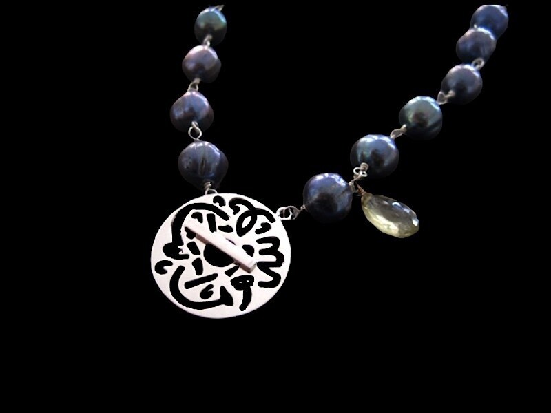 PEARL NECKLACE WITH MASHA ALLAH CLASP. CUT STONE