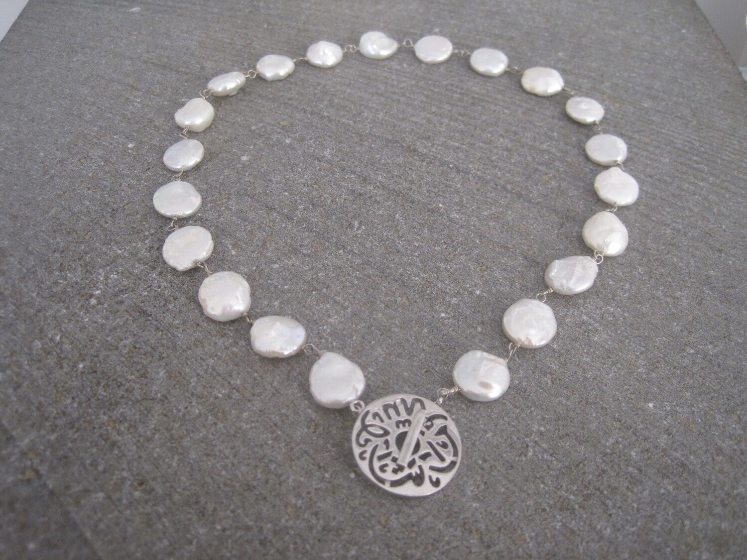 BUTTON PEARL NECKLACE. MASHA&#39;ALLAH CLOSURE