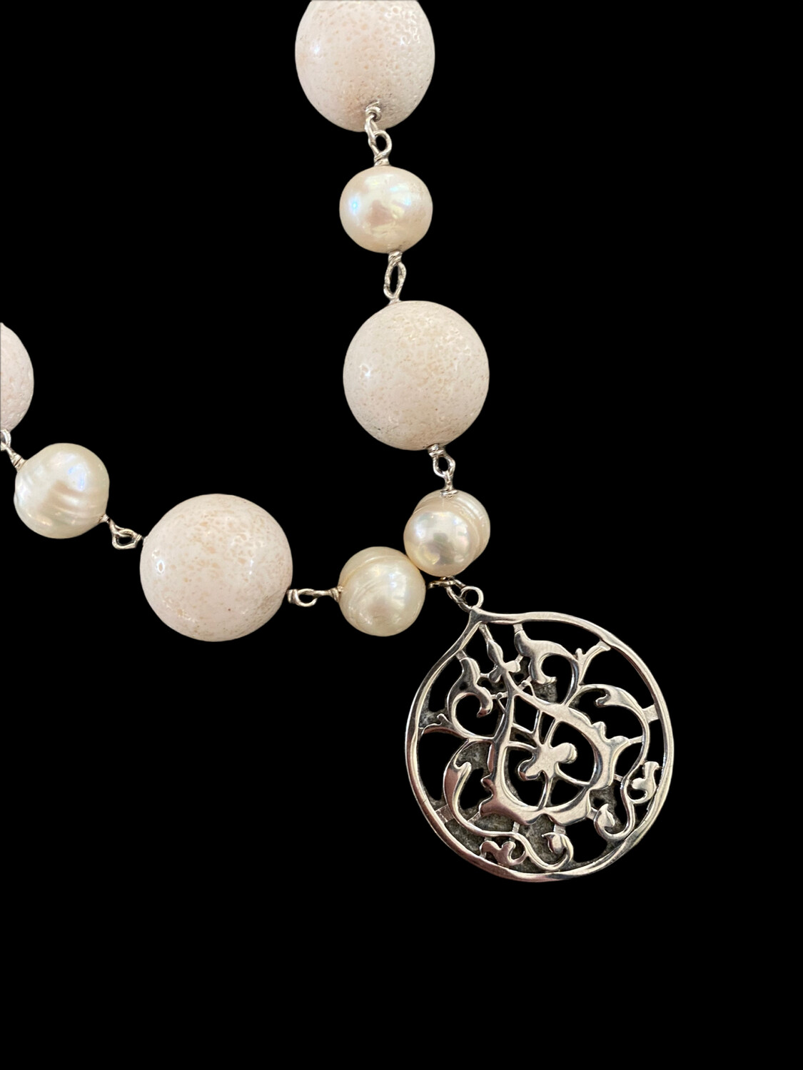CORAL NECKLACE WITH PEARL AND ARABESQUE DROP