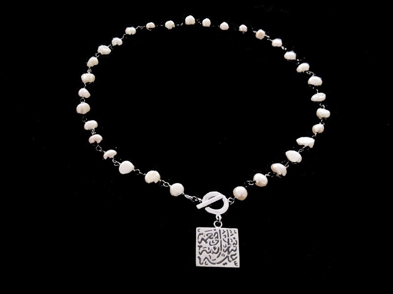 STONE NECKLACE WITH FRONT CLOSURE &amp; SQUARE NIMAH