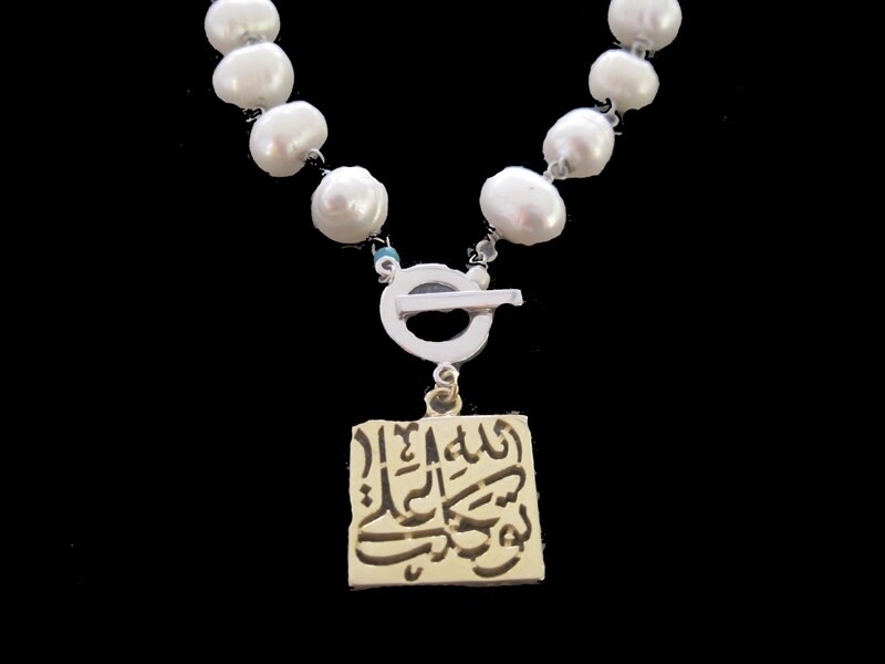 STONE NECKLACE WITH FRONT CLOSURE AND GP SQUARE TAWAKUL PENDANT