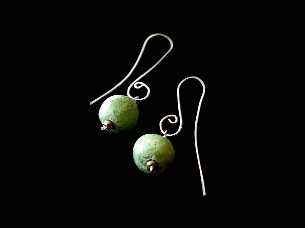 S CURVE EARRINGS WITH KUNOUZ DROP