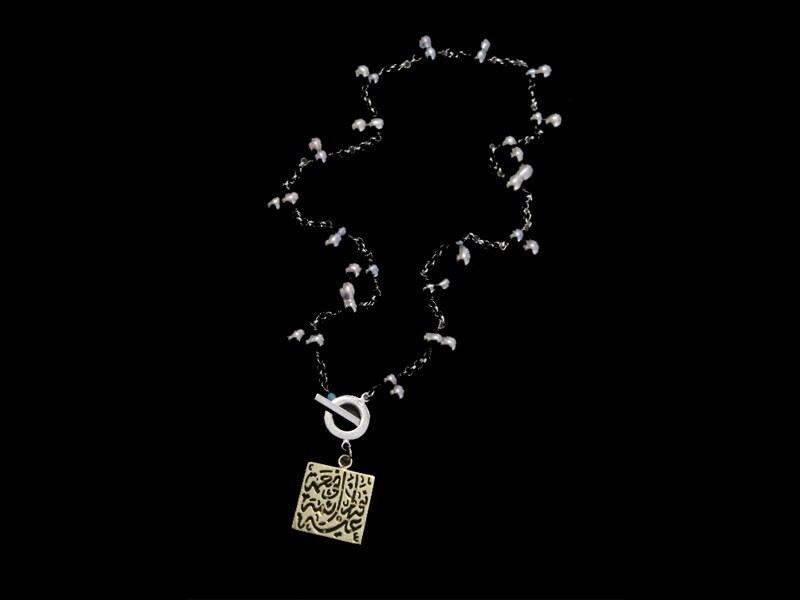 CHAIN NECKLACE WITH PEARLS. FRONT CLOSURE AND NIMA