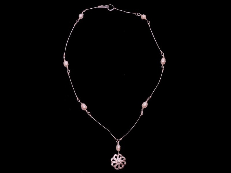 WIRE NECKLACE WITH DESERT FLOWER MOTIF