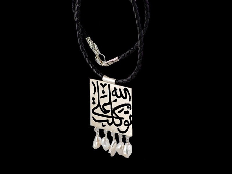 SQUARE SILVER TAWAKALT ON LEATHER WITH PEARL DROPS