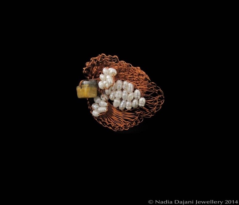 Leaf ring with agate and pearls