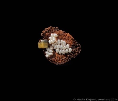 Leaf ring with agate and pearls