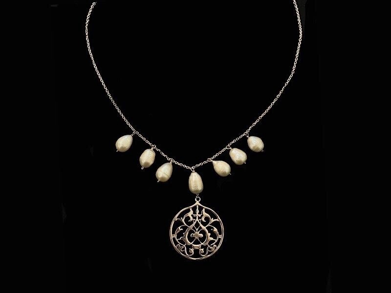 CHAIN NECKLACE WITH 5 PEARLS AND FLORAL ARABESQUE