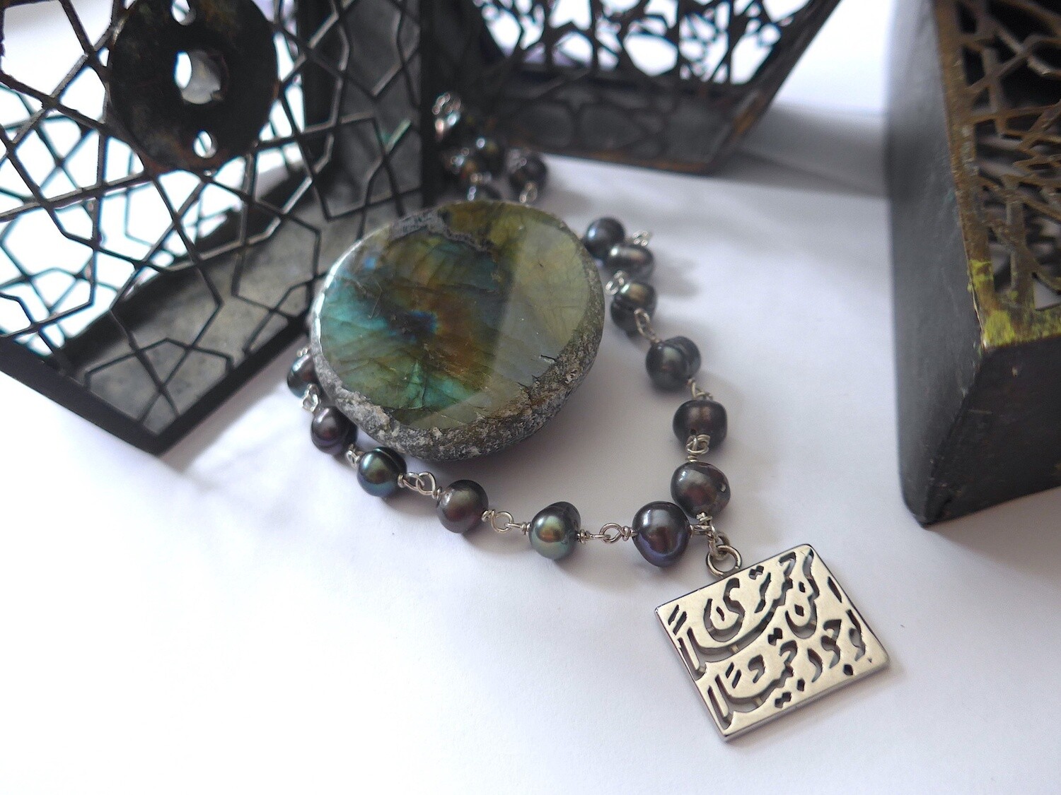 STONE WIRE NECKLACE WITH KUN JAMEELAN PENDANT