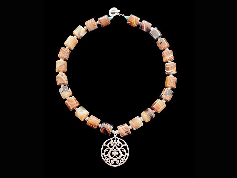 STONE NECKLACE WITH FLORAL LARGE ARABESQUE