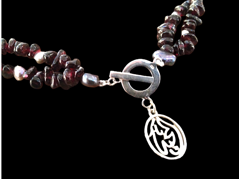 STONE NECKLACE WITH FRONT CLOSURE AND SALAM WORD