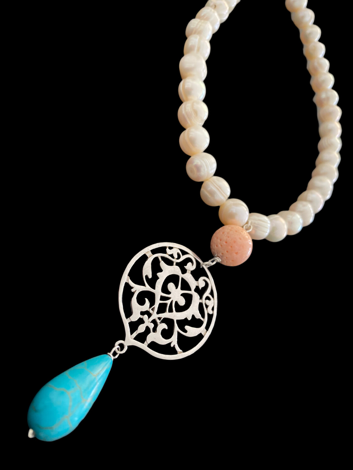 STONE NECKLACE WITH ROUND FLORAL ARABESQUE &amp; STONE DROP
