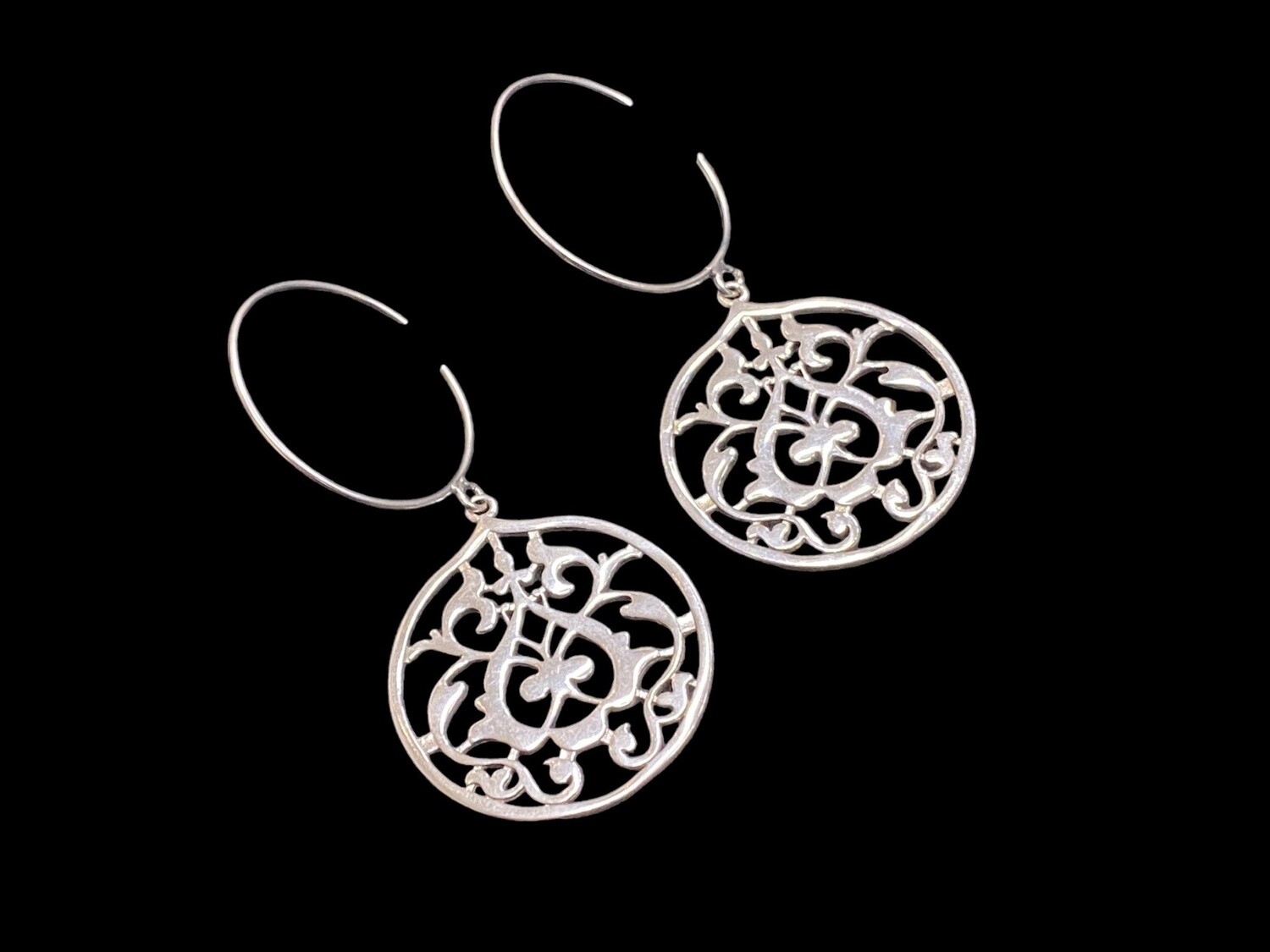 ROUND HOOP WITH FLORAL ARABESQUE MOTIF