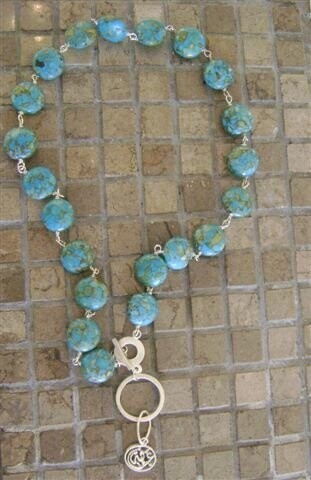 STONE NECKLACE WITH FRONT CLOSURE AND NIMAH