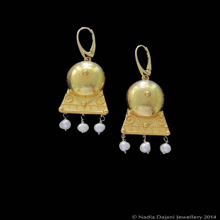 HAMMERED ROMAN EARRING WITH PEARLS
