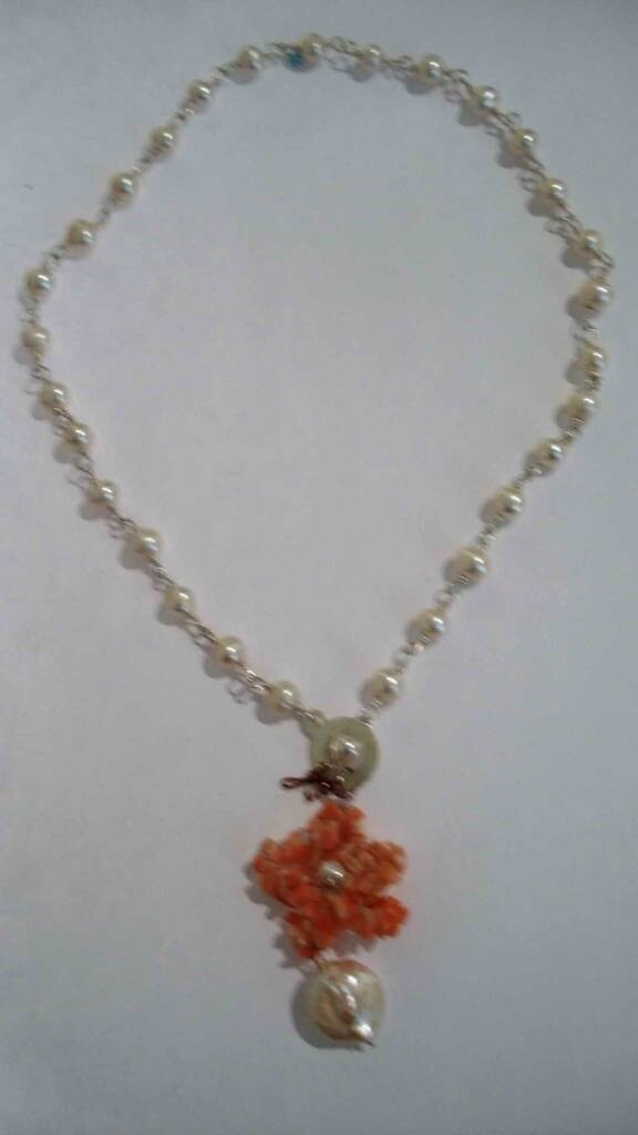 STONE NECKLACE WITH FLOWER DROP
